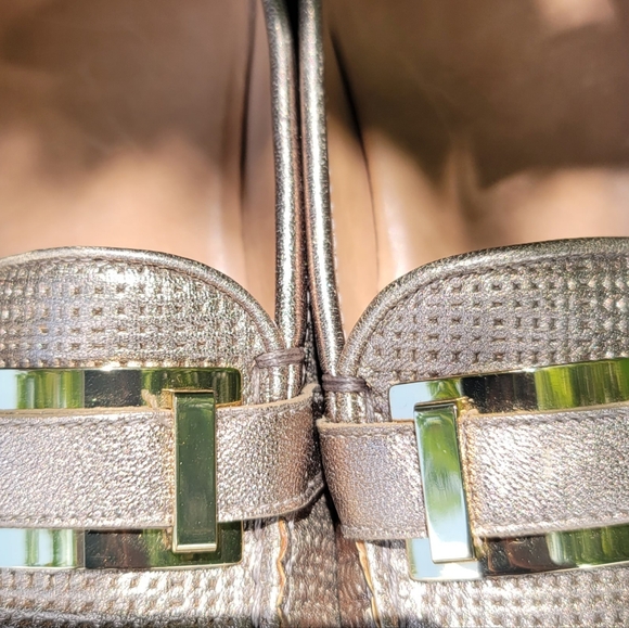 Stuart Weitzman Moccasins Size 9 Made in Spain Gold Leather Loafers Shoes - Picture 2 of 7